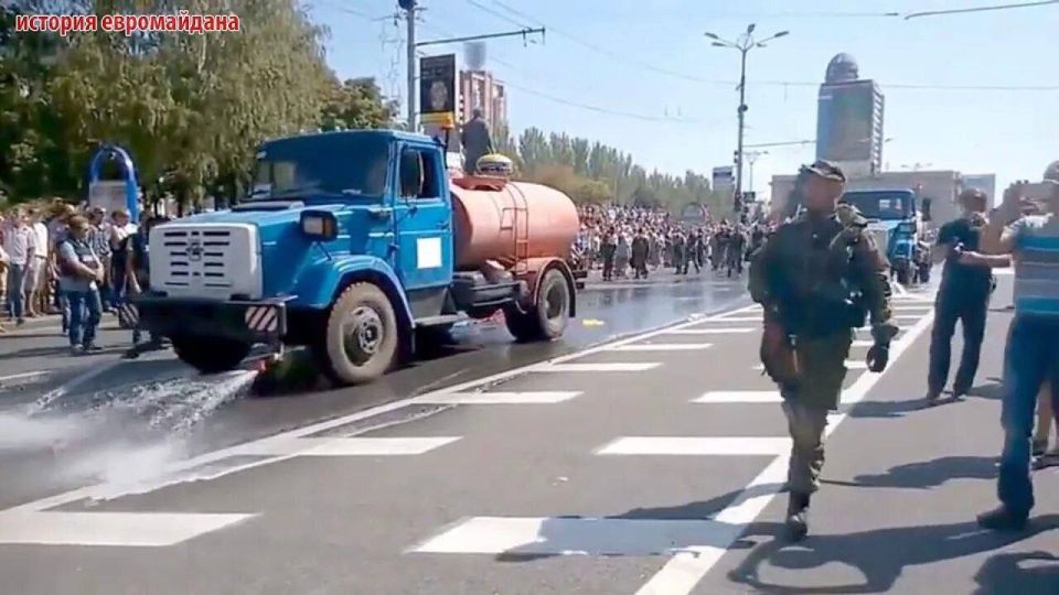 В этот день в честь Дня Независимости Украины, был проведён парад пленных ВСУшников (24 августа 2014 год, Донецк) В этот день в честь Дня Независимости Украины, был проведён парад пленных ВСУшников (24 августа 2014 год, Донецк)