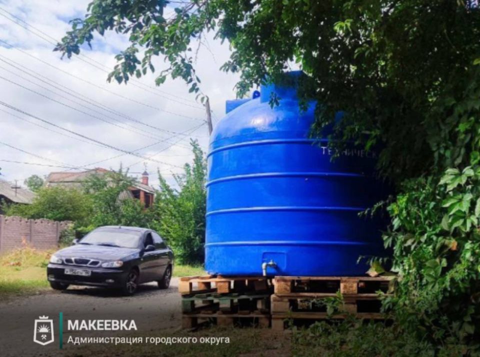 В Макеевке продолжаются работы по установке ёмкостей для разбора воды В Макеевке продолжаются работы по установке ёмкостей для разбора воды