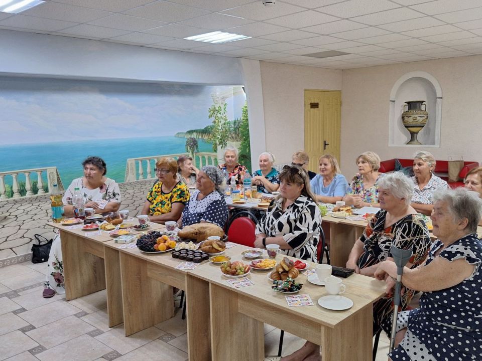 В Урзуфе, в уютной атмосфере Дома культуры состоялось очередное заседание клуба общения «Маджаротис», на тему «Дары лета — спасы: медовый яблочный, ореховый», посвящённое щедрым дарам летнего сезона В Урзуфе, в уютной атмосфере Дома культуры состоялось очередное заседание клуба общения «Маджаротис», на тему «Дары лета — спасы: медовый яблочный, ореховый», посвящённое щедрым дарам летнего сезона