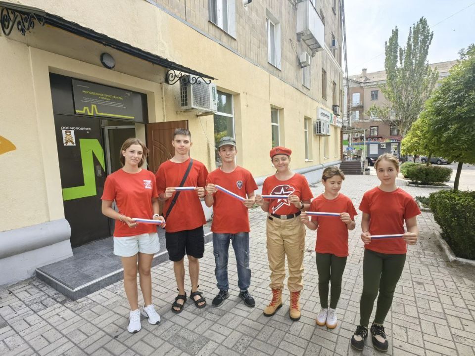 В День флага России юнармейцы местного отделения городского округа Макеевка подарили жителям города Макеевка частичку праздника, проведя акцию по распространению ленточек с символикой триколора В День флага России юнармейцы местного отделения городского округа Макеевка подарили жителям города Макеевка частичку праздника, проведя акцию по распространению ленточек с символикой триколора