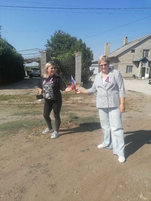 Активисты ПО 919 Амвросиевского местного отделения Всероссийской политической партии "Единая Россия" провели акцию "Флаг России - наша гордость" Активисты ПО 919 Амвросиевского местного отделения Всероссийской политической партии "Единая Россия" провели акцию "Флаг России - наша гордость"
