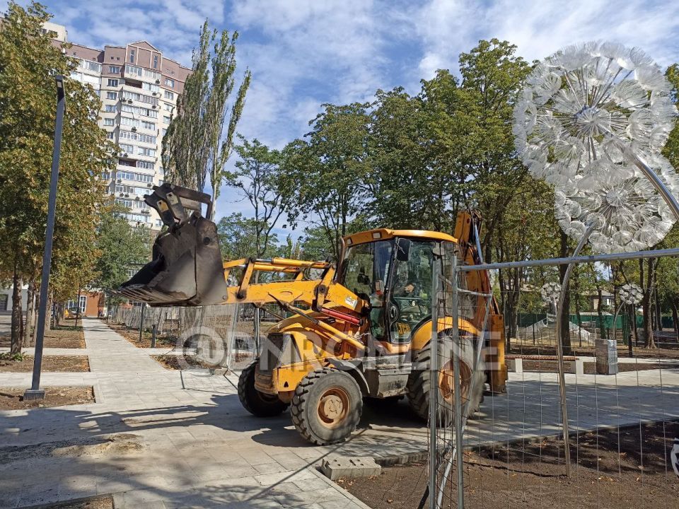 В парке "Строителей" в Калининском районе Донецка начался монтаж фигуры Гулливера В парке "Строителей" в Калининском районе Донецка начался монтаж фигуры Гулливера