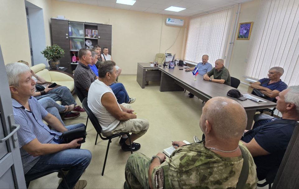 Дмитрий Огилец: Во исполнения поручения Главы Донецкой Народной Республики совместно с депутатом муниципального округа Ясиноватая Куксенко Сергеем Владимировичем провели встречу с членами городской организации "Российский... Дмитрий Огилец: Во исполнения поручения Главы Донецкой Народной Республики совместно с депутатом муниципального округа Ясиноватая Куксенко Сергеем Владимировичем провели встречу с членами городской организации "Российский...