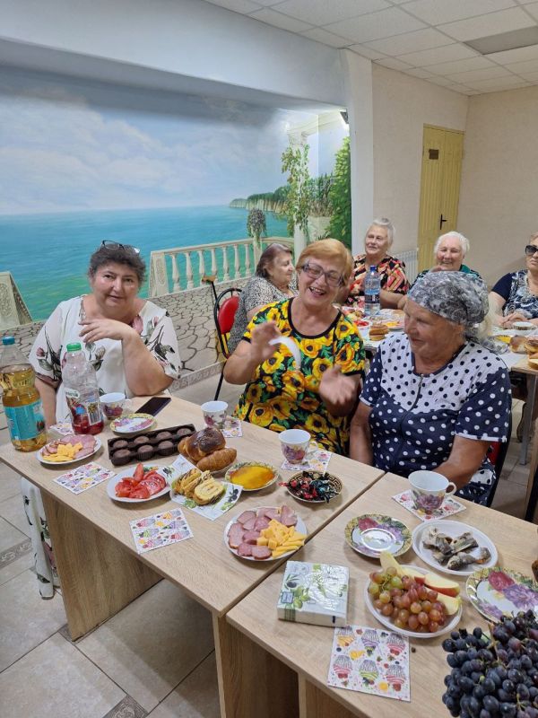 В Урзуфе, в уютной атмосфере Дома культуры состоялось очередное заседание клуба общения «Маджаротис», на тему «Дары лета — спасы: медовый яблочный, ореховый», посвящённое щедрым дарам летнего сезона В Урзуфе, в уютной атмосфере Дома культуры состоялось очередное заседание клуба общения «Маджаротис», на тему «Дары лета — спасы: медовый яблочный, ореховый», посвящённое щедрым дарам летнего сезона