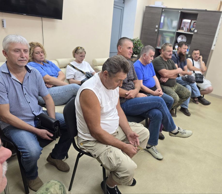 Дмитрий Огилец: Во исполнения поручения Главы Донецкой Народной Республики совместно с депутатом муниципального округа Ясиноватая Куксенко Сергеем Владимировичем провели встречу с членами городской организации "Российский... Дмитрий Огилец: Во исполнения поручения Главы Донецкой Народной Республики совместно с депутатом муниципального округа Ясиноватая Куксенко Сергеем Владимировичем провели встречу с членами городской организации "Российский...