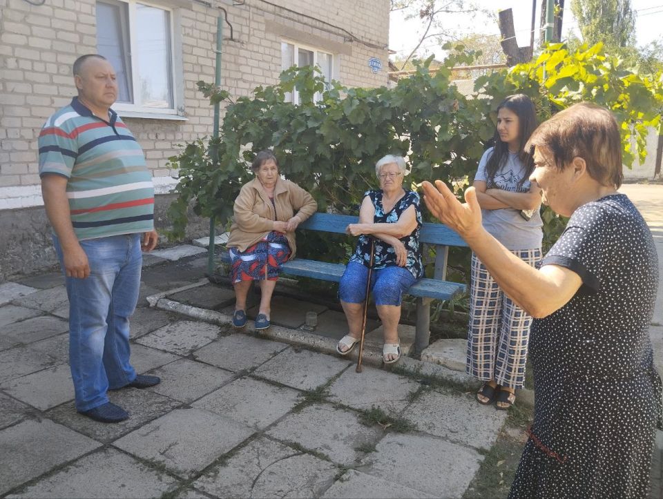 Сегодня, 25 августа, начальник Тельмановского территориального отдела Администрации Старобешевского муниципального округа провел встречу с жителями пгт Тельманово по ул. Ленина, 138 Сегодня, 25 августа, начальник Тельмановского территориального отдела Администрации Старобешевского муниципального округа провел встречу с жителями пгт Тельманово по ул. Ленина, 138