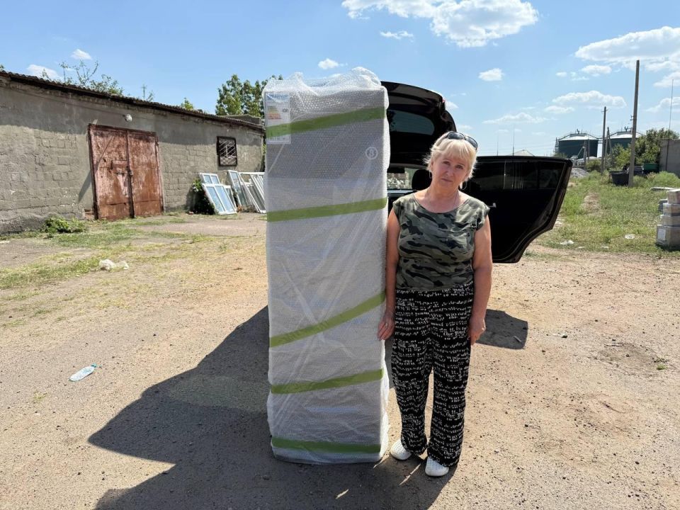 Семье погорельцев из Волновахи от ямальцев передали холодильник Семье погорельцев из Волновахи от ямальцев передали холодильник