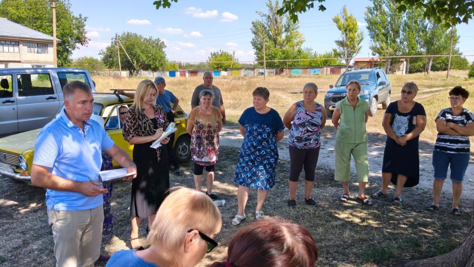 В рамках системы открытого диалога и взаимодействия с гражданами, внедрённой Главой ДНР Денисом Пушилиным, заместитель главы администрации Олег Сидоренко провел встречу с жителями села Ближние В рамках системы открытого диалога и взаимодействия с гражданами, внедрённой Главой ДНР Денисом Пушилиным, заместитель главы администрации Олег Сидоренко провел встречу с жителями села Ближние