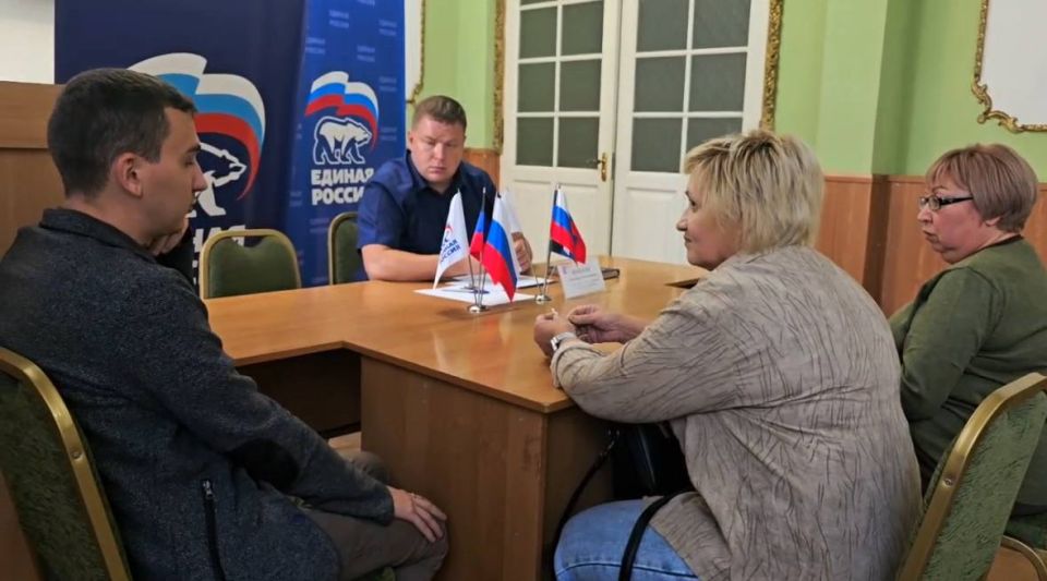 Личный приём граждан. 25 августа заместитель главы администрации муниципального образования городского округа Енакиево Александр Деменков провёл личный приём граждан Личный приём граждан. 25 августа заместитель главы администрации муниципального образования городского округа Енакиево Александр Деменков провёл личный приём граждан