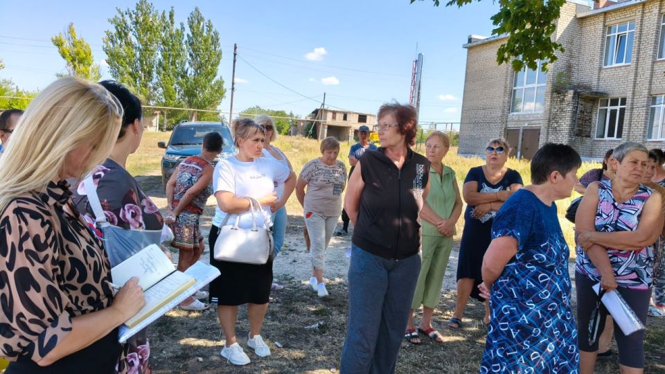 В рамках системы открытого диалога и взаимодействия с гражданами, внедрённой Главой ДНР Денисом Пушилиным, заместитель главы администрации Олег Сидоренко провел встречу с жителями села Ближние В рамках системы открытого диалога и взаимодействия с гражданами, внедрённой Главой ДНР Денисом Пушилиным, заместитель главы администрации Олег Сидоренко провел встречу с жителями села Ближние