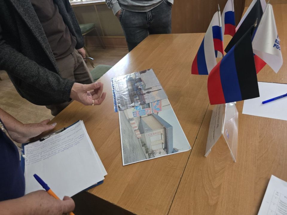 Личный приём граждан. 25 августа заместитель главы администрации муниципального образования городского округа Енакиево Александр Деменков провёл личный приём граждан Личный приём граждан. 25 августа заместитель главы администрации муниципального образования городского округа Енакиево Александр Деменков провёл личный приём граждан