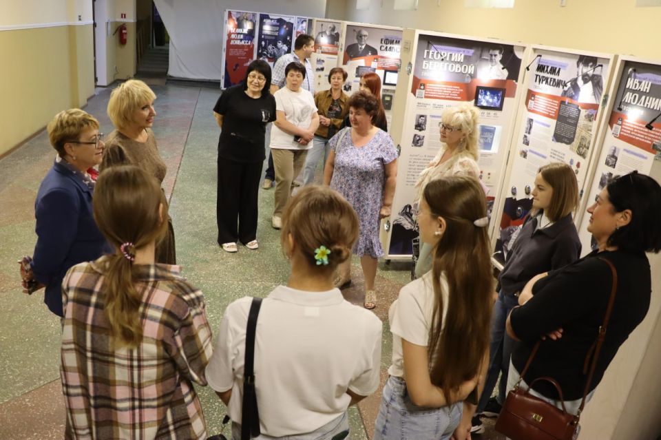 В Володарском доме культуры открылась мобильная интерактивная выставка «Великие люди Донбасса» В Володарском доме культуры открылась мобильная интерактивная выставка «Великие люди Донбасса»