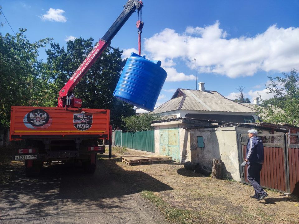 Александр Шатов: В Шахтерском округе продолжается работа по установке емкостей для раздачи воды населению Александр Шатов: В Шахтерском округе продолжается работа по установке емкостей для раздачи воды населению