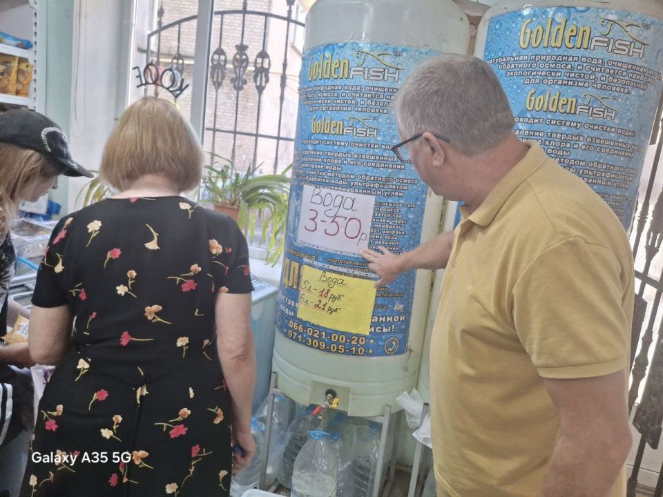 25 августа 2025 года депутаты Ясиноватского муниципального совета Виталий Кухта и Владимир Сергиенко посетили места подвоза воды и провели мониторинг цен на воду 25 августа 2025 года депутаты Ясиноватского муниципального совета Виталий Кухта и Владимир Сергиенко посетили места подвоза воды и провели мониторинг цен на воду