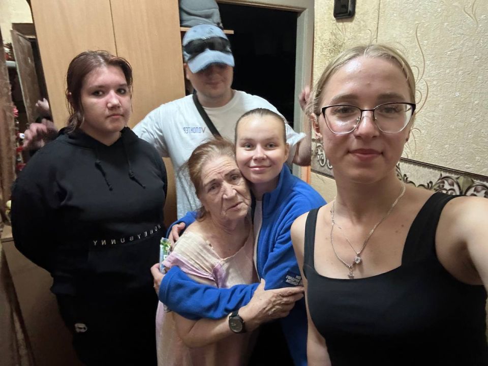 С добром в сердце. Активная молодежь Иловайска продолжают участвовать в акции «Эстафета Добра» и на постоянной основе помогают пожилым людям города в доставке воды, особенно в жаркое время года С добром в сердце. Активная молодежь Иловайска продолжают участвовать в акции «Эстафета Добра» и на постоянной основе помогают пожилым людям города в доставке воды, особенно в жаркое время года