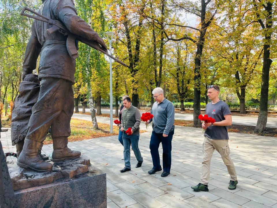 Сегодня представители Центра патриотического воспитания «Авангард» Нижегородской области совместно с первым заместителем Администрации городского округа Харцызск Александром Гутровым возложили цветы к памятнику «Героям... Сегодня представители Центра патриотического воспитания «Авангард» Нижегородской области совместно с первым заместителем Администрации городского округа Харцызск Александром Гутровым возложили цветы к памятнику «Героям...