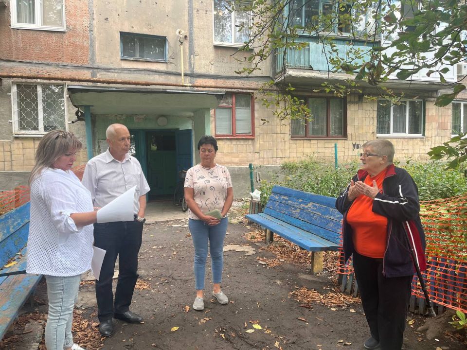 25 августа заместитель главы администрации муниципального образования городского округа Харцызск Владимир Панченко по адресу ул. Вокзальная, дом 74 провел встречу с гражданами 25 августа заместитель главы администрации муниципального образования городского округа Харцызск Владимир Панченко по адресу ул. Вокзальная, дом 74 провел встречу с гражданами