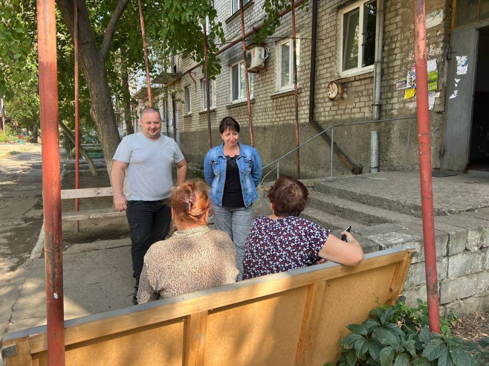 Депутат народного совета ДНР Максим Королюк в городе Зугрэс провёл сход граждан по адресу: ул. Ленинградская, д. 5а, на котором были обсуждены актуальные вопросы и проблемы, волнующие местных жителей Депутат народного совета ДНР Максим Королюк в городе Зугрэс провёл сход граждан по адресу: ул. Ленинградская, д. 5а, на котором были обсуждены актуальные вопросы и проблемы, волнующие местных жителей