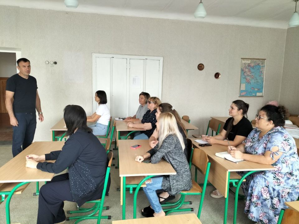 25 августа депутат Старобешевского муниципального совета Сергей Канарь провел встречу с трудовым коллективом ГБОУ "Стыльская школа Старобешевского М.О." 25 августа депутат Старобешевского муниципального совета Сергей Канарь провел встречу с трудовым коллективом ГБОУ "Стыльская школа Старобешевского М.О."