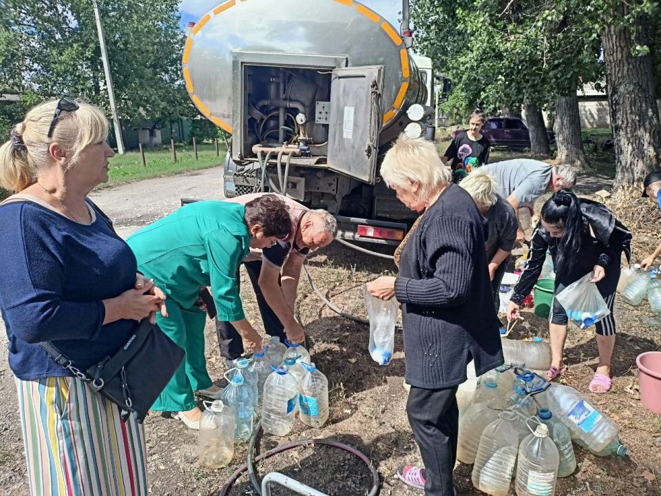 Наталья Бегуненко: По поручению Главы ДНР Дениса Пушилина депутат Донецкого городского совета Нина Логвиненко приняла участие в развозе воды жителям Петровского района Наталья Бегуненко: По поручению Главы ДНР Дениса Пушилина депутат Донецкого городского совета Нина Логвиненко приняла участие в развозе воды жителям Петровского района