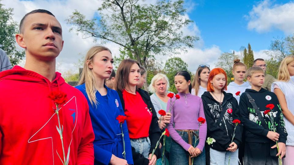 Возложение цветов к памятнику А.Г. Стаханова в рамках акции "Помним" Возложение цветов к памятнику А.Г. Стаханова в рамках акции "Помним"