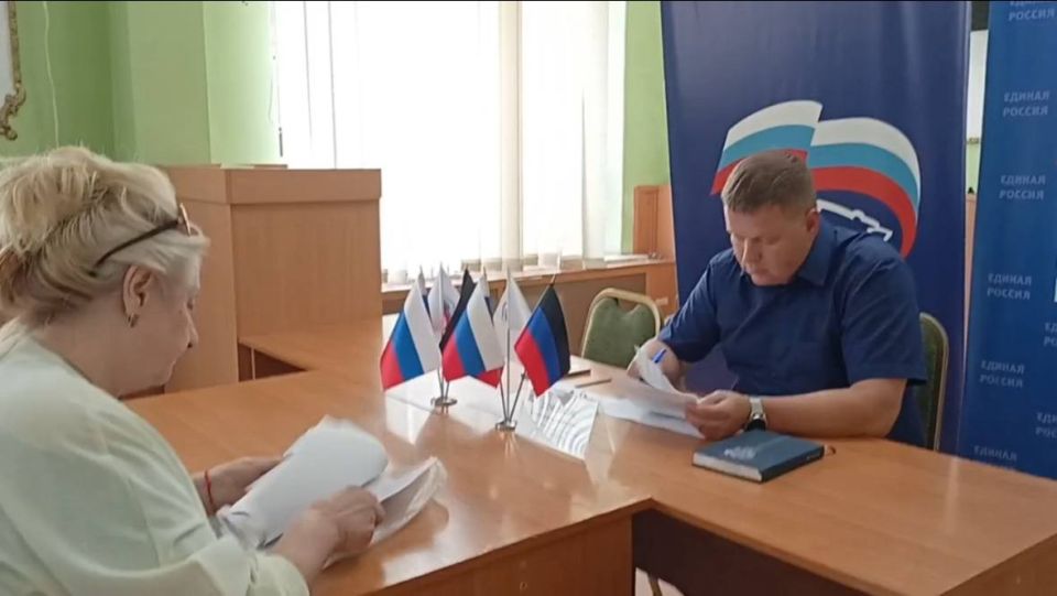 Личный приём граждан. 25 августа заместитель главы администрации муниципального образования городского округа Енакиево Александр Деменков провёл личный приём граждан Личный приём граждан. 25 августа заместитель главы администрации муниципального образования городского округа Енакиево Александр Деменков провёл личный приём граждан