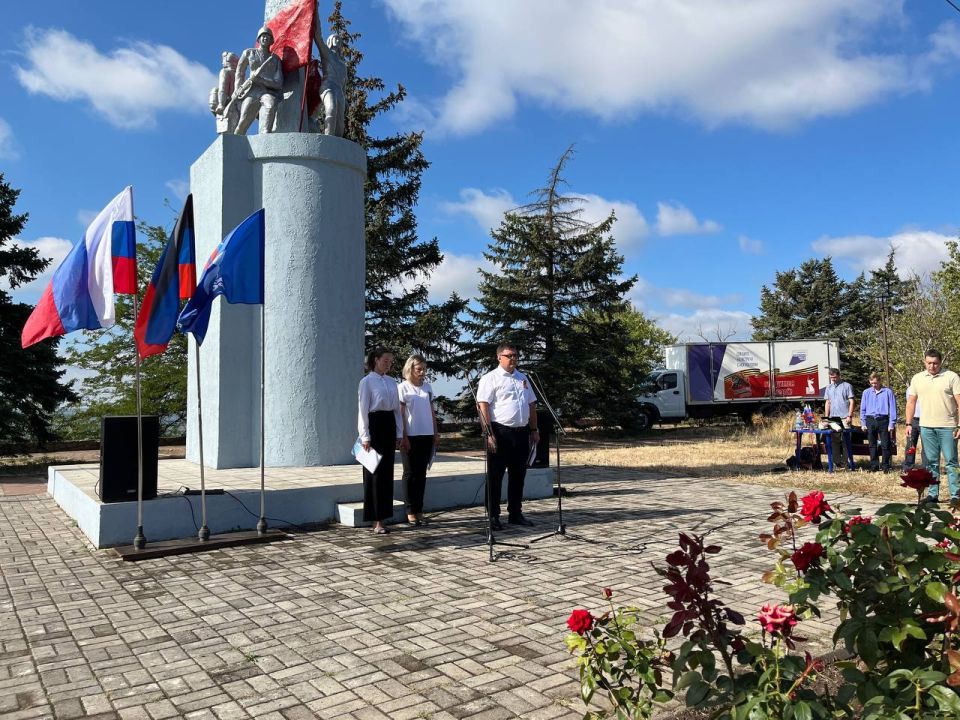Василий Овчаров: В Новоазовске у подножия памятника Воинам-Освободителям прошла памятная акция, посвященная 11-й годовщине освобождения города от украинских батальонов Василий Овчаров: В Новоазовске у подножия памятника Воинам-Освободителям прошла памятная акция, посвященная 11-й годовщине освобождения города от украинских батальонов