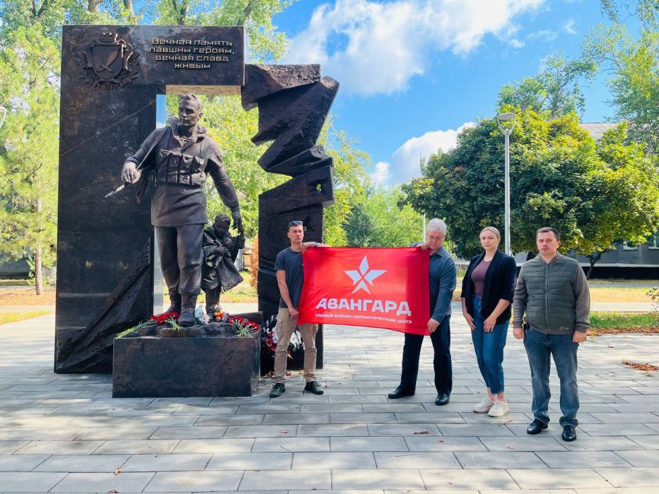 Сегодня представители Центра патриотического воспитания «Авангард» Нижегородской области совместно с первым заместителем Администрации городского округа Харцызск Александром Гутровым возложили цветы к памятнику «Героям... Сегодня представители Центра патриотического воспитания «Авангард» Нижегородской области совместно с первым заместителем Администрации городского округа Харцызск Александром Гутровым возложили цветы к памятнику «Героям...