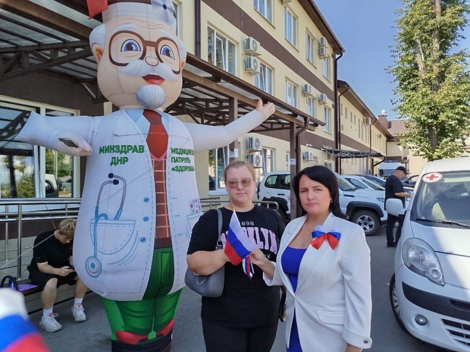 Единство в цвете триколора: женщины ДНР отметили День флага России Единство в цвете триколора: женщины ДНР отметили День флага России