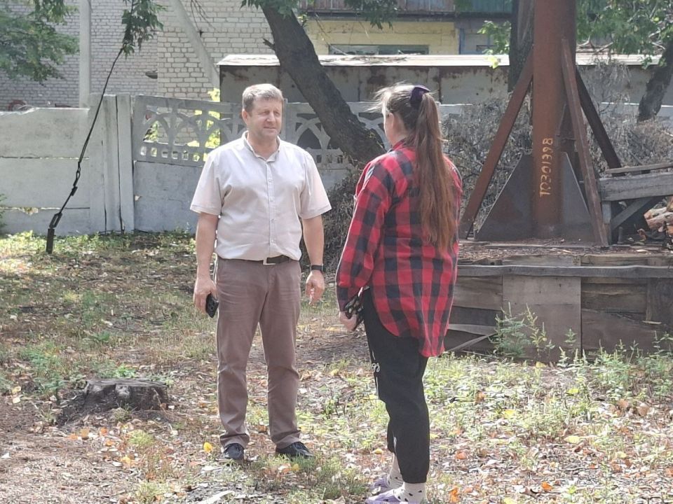 Сегодня, 25 августа, заместитель главы администрации городского округа Дебальцево Виталий Тур встретился с жителями, чтобы обсудить самые важные и актуальные для них вопросы Сегодня, 25 августа, заместитель главы администрации городского округа Дебальцево Виталий Тур встретился с жителями, чтобы обсудить самые важные и актуальные для них вопросы