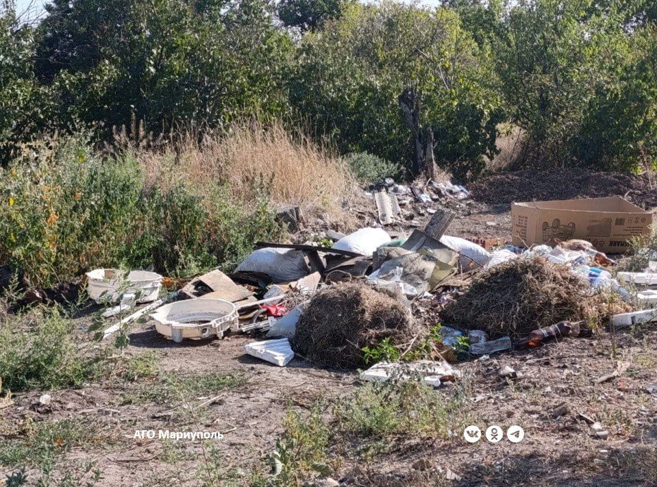 Коммунальщики расчистили от мусора открытые территории в частном секторе Мариуполя Коммунальщики расчистили от мусора открытые территории в частном секторе Мариуполя