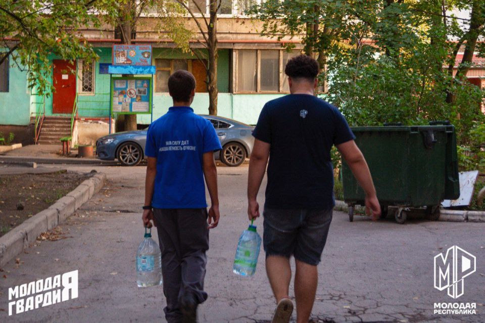 Разнесли воду жителям микрорайона «Зелёный»! Разнесли воду жителям микрорайона «Зелёный»!