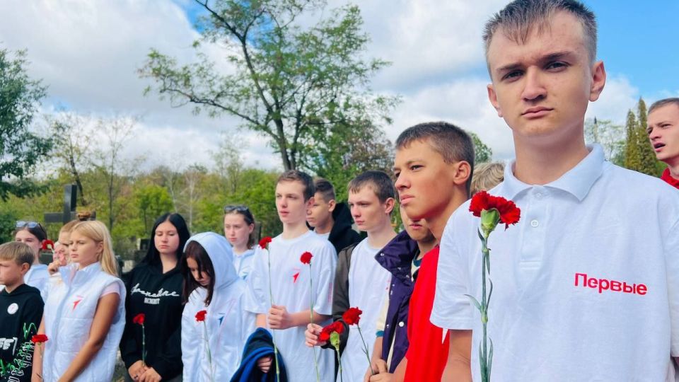 Возложение цветов к памятнику А.Г. Стаханова в рамках акции "Помним" Возложение цветов к памятнику А.Г. Стаханова в рамках акции "Помним"