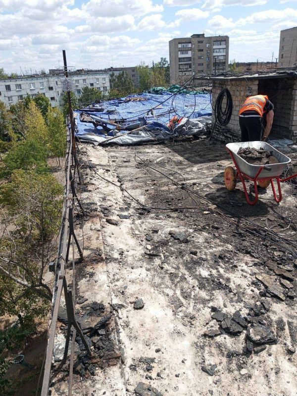Виктория Жукова: Нижегородские специалисты продолжают восстановление кровли жилых домов в Зугрэсе Виктория Жукова: Нижегородские специалисты продолжают восстановление кровли жилых домов в Зугрэсе