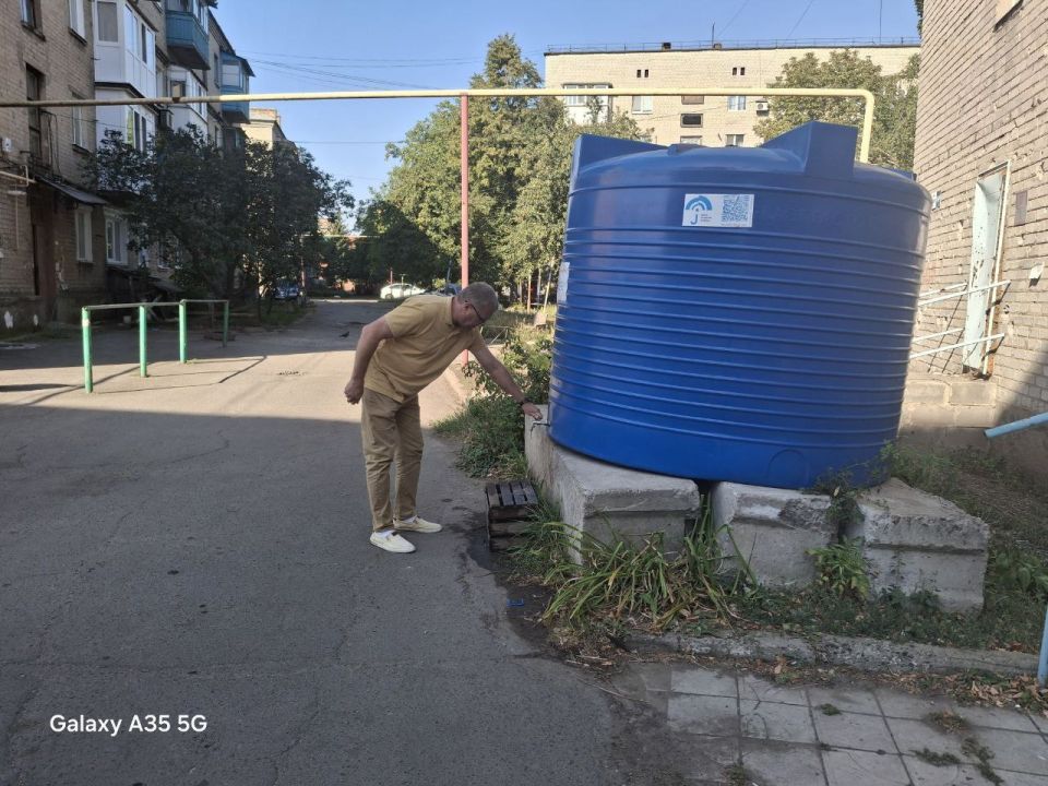 25 августа 2025 года депутаты Ясиноватского муниципального совета Виталий Кухта и Владимир Сергиенко посетили места подвоза воды и провели мониторинг цен на воду 25 августа 2025 года депутаты Ясиноватского муниципального совета Виталий Кухта и Владимир Сергиенко посетили места подвоза воды и провели мониторинг цен на воду