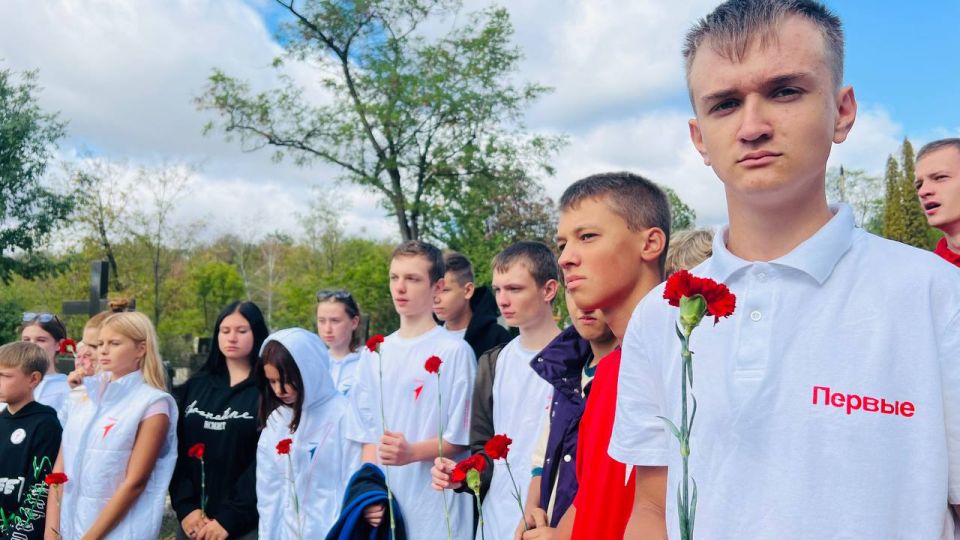 Возложение цветов к памятнику А.Г. Стаханова в рамках акции "Помним" Возложение цветов к памятнику А.Г. Стаханова в рамках акции "Помним"