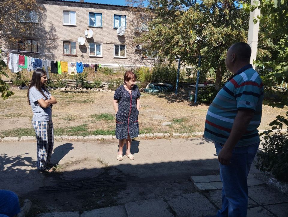 Сегодня, 25 августа, начальник Тельмановского территориального отдела Администрации Старобешевского муниципального округа провел встречу с жителями пгт Тельманово по ул. Ленина, 138 Сегодня, 25 августа, начальник Тельмановского территориального отдела Администрации Старобешевского муниципального округа провел встречу с жителями пгт Тельманово по ул. Ленина, 138