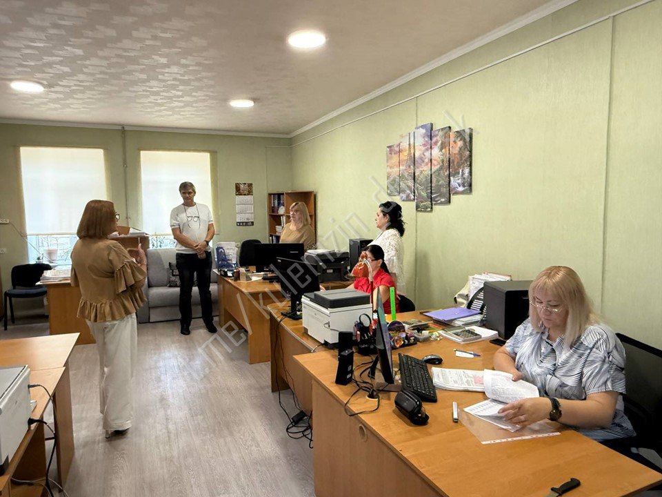 Заместитель главы администрации - директор Департамента финансов администрации городского округа Донецк в рамках поставленной Главой ДНР Денисом Пушилиным задачи провёл встречу с трудовым коллективом муниципального казенного... Заместитель главы администрации - директор Департамента финансов администрации городского округа Донецк в рамках поставленной Главой ДНР Денисом Пушилиным задачи провёл встречу с трудовым коллективом муниципального казенного...
