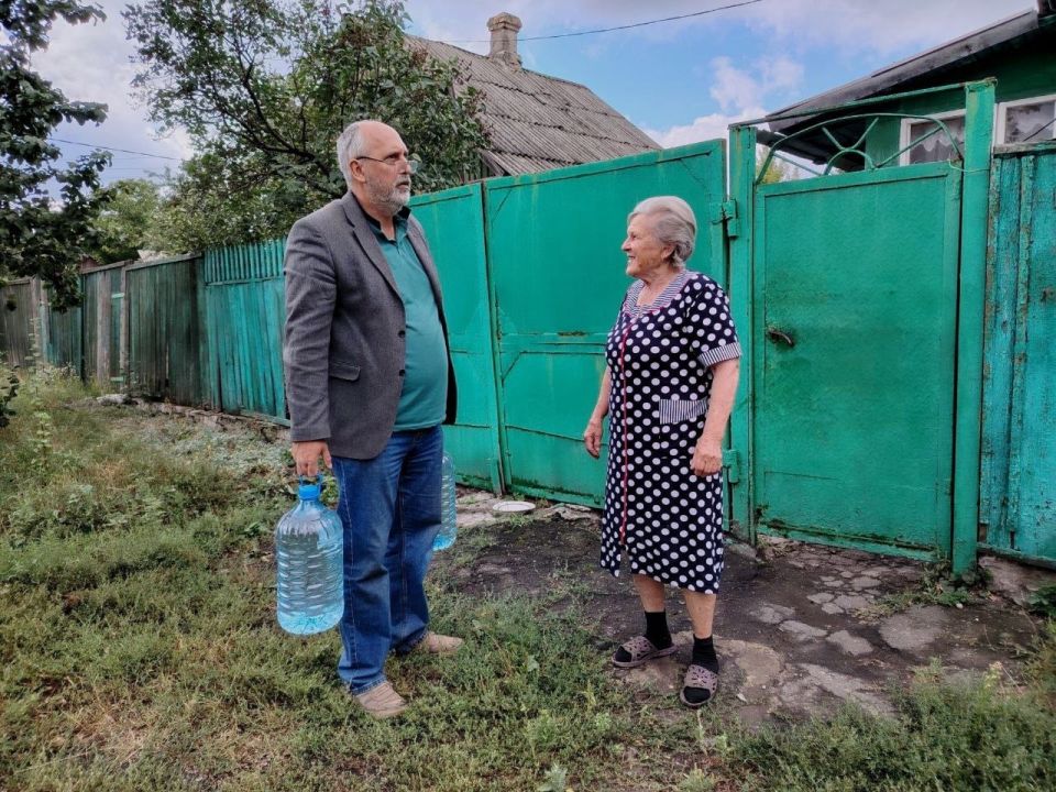 Роман Конев: 25 августа 2025 года депутаты городского Совета Светлана Евсеенко, Андрей Костюк, Олег Сладкевич и Геннадий Маюров развезли воду и посетили места подвоза воды Роман Конев: 25 августа 2025 года депутаты городского Совета Светлана Евсеенко, Андрей Костюк, Олег Сладкевич и Геннадий Маюров развезли воду и посетили места подвоза воды