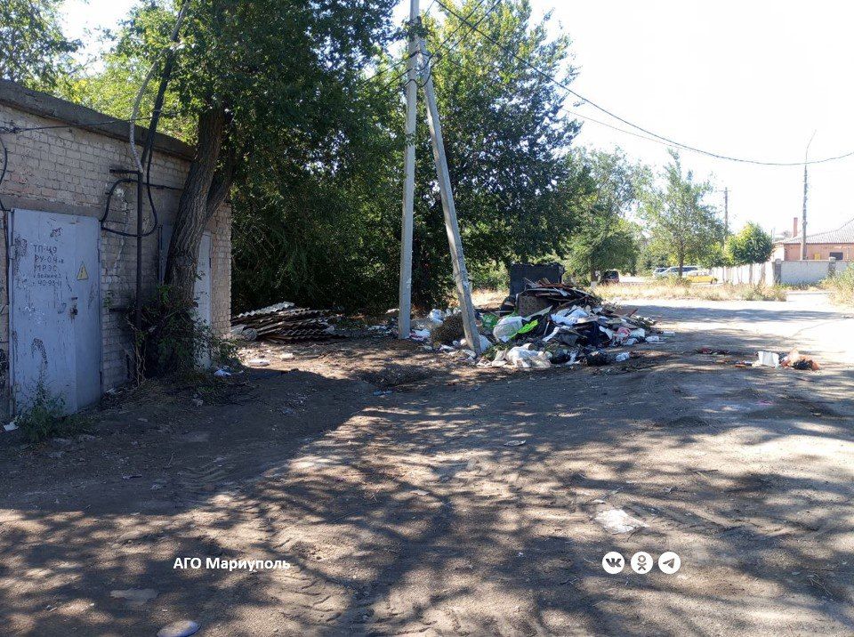 Коммунальщики расчистили от мусора открытые территории в частном секторе Мариуполя Коммунальщики расчистили от мусора открытые территории в частном секторе Мариуполя