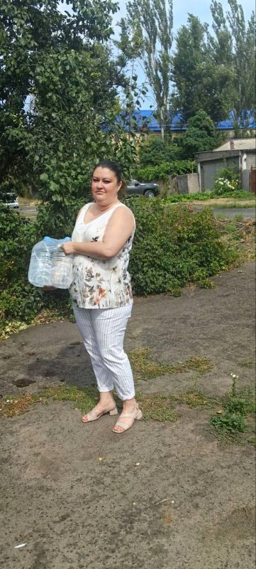 Марина Каплянок привезла питьевую воду для маломобильных граждан Куйбышевского района Марина Каплянок привезла питьевую воду для маломобильных граждан Куйбышевского района