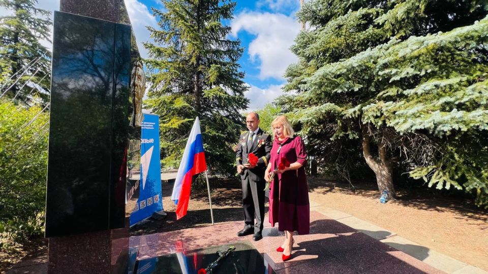 Возложение цветов к памятнику А.Г. Стаханова в рамках акции "Помним" Возложение цветов к памятнику А.Г. Стаханова в рамках акции "Помним"