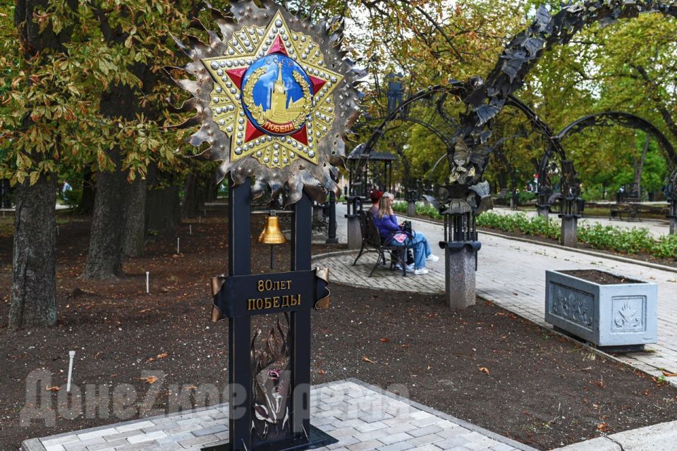 Как настоящий: в Парке кованых фигур установили Орден "Победа" Как настоящий: в Парке кованых фигур установили Орден "Победа"
