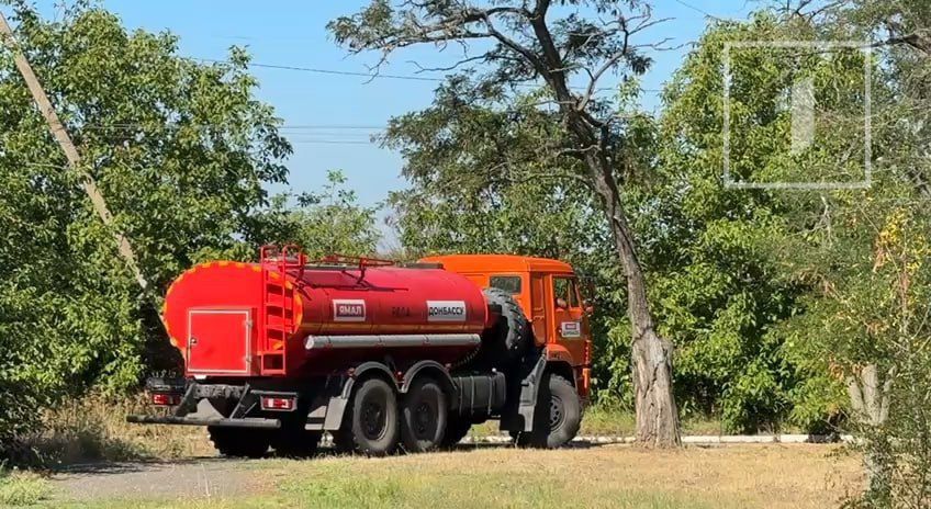 Даже в условиях водного дефицита он каждый день садится за руль, чтобы помочь землякам! Даже в условиях водного дефицита он каждый день садится за руль, чтобы помочь землякам!