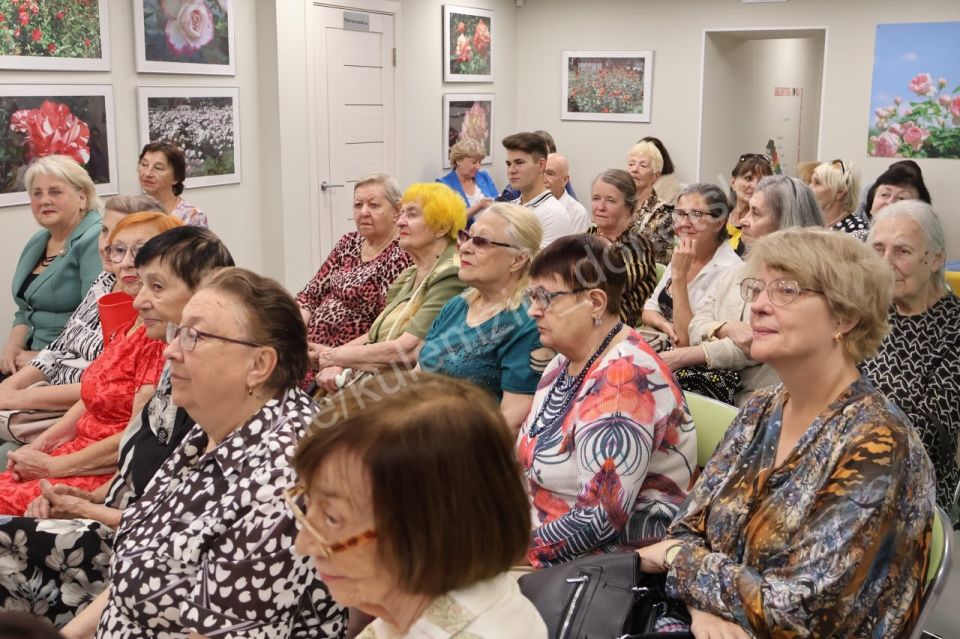 В рамках месячника культуры «Культурный август» в Центральной городской библиотеке ко Дню города прошло открытие фотовыставки «Донецкие розы в объективе Раисы Котельвы» В рамках месячника культуры «Культурный август» в Центральной городской библиотеке ко Дню города прошло открытие фотовыставки «Донецкие розы в объективе Раисы Котельвы»