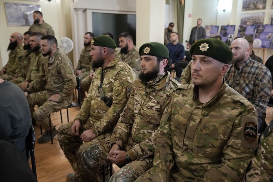 Глава ДНР наградил 19 военнослужащих и государственных деятелей Чеченской Республики за поддержку Донбасса на фронте и в тылу Глава ДНР наградил 19 военнослужащих и государственных деятелей Чеченской Республики за поддержку Донбасса на фронте и в тылу