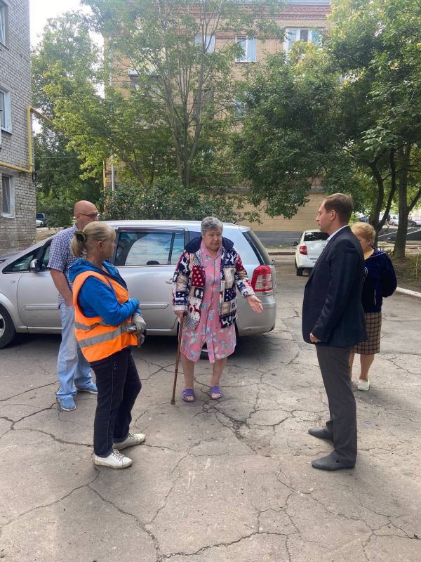 По поручению Главы ДНР Дениса Пушилина провел встречу с гражданами во дворе многоквартирного дома по адресу ул.Куйбышева,23 По поручению Главы ДНР Дениса Пушилина провел встречу с гражданами во дворе многоквартирного дома по адресу ул.Куйбышева,23