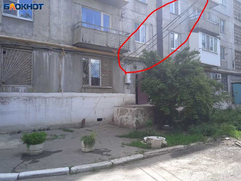 Макеевчане жалуются на опасное «макраме» из силовых кабелей в своем дворе Макеевчане жалуются на опасное «макраме» из силовых кабелей в своем дворе