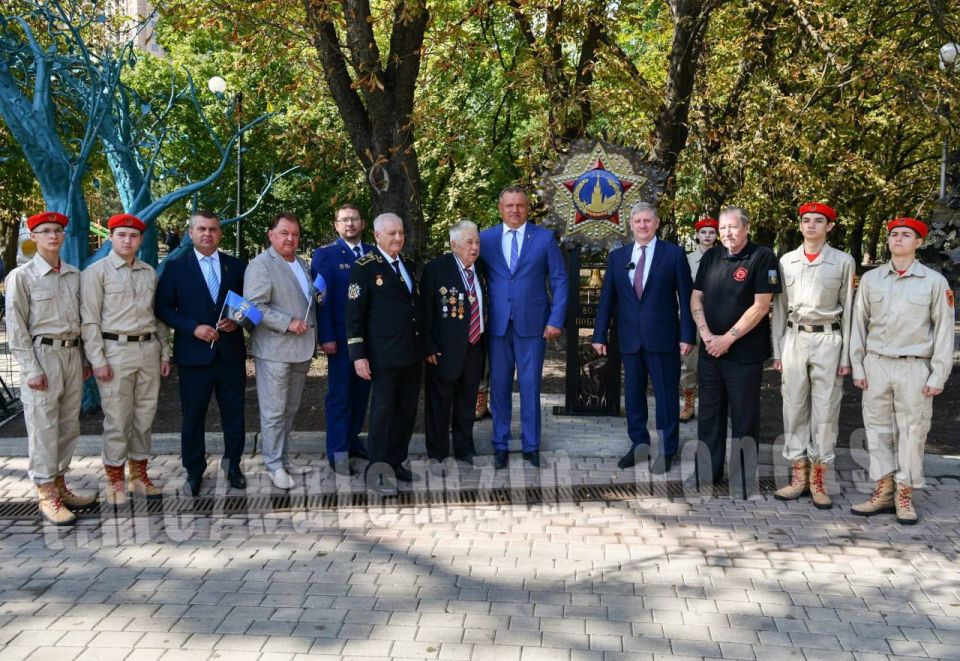 В Донецке ко Дню города установили кованый символ Ордена Победы В Донецке ко Дню города установили кованый символ Ордена Победы