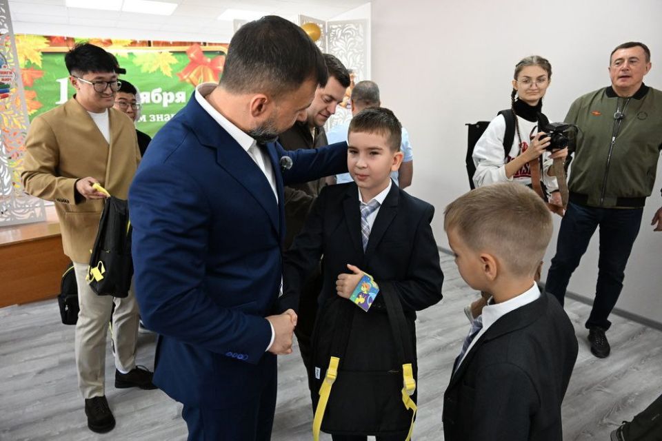 Глава ДНР Денис Пушилин совместно с губернатором Сахалинской области Валерием Лимаренко оценили результаты капитального ремонта школы №18 в Шахтерске Глава ДНР Денис Пушилин совместно с губернатором Сахалинской области Валерием Лимаренко оценили результаты капитального ремонта школы №18 в Шахтерске